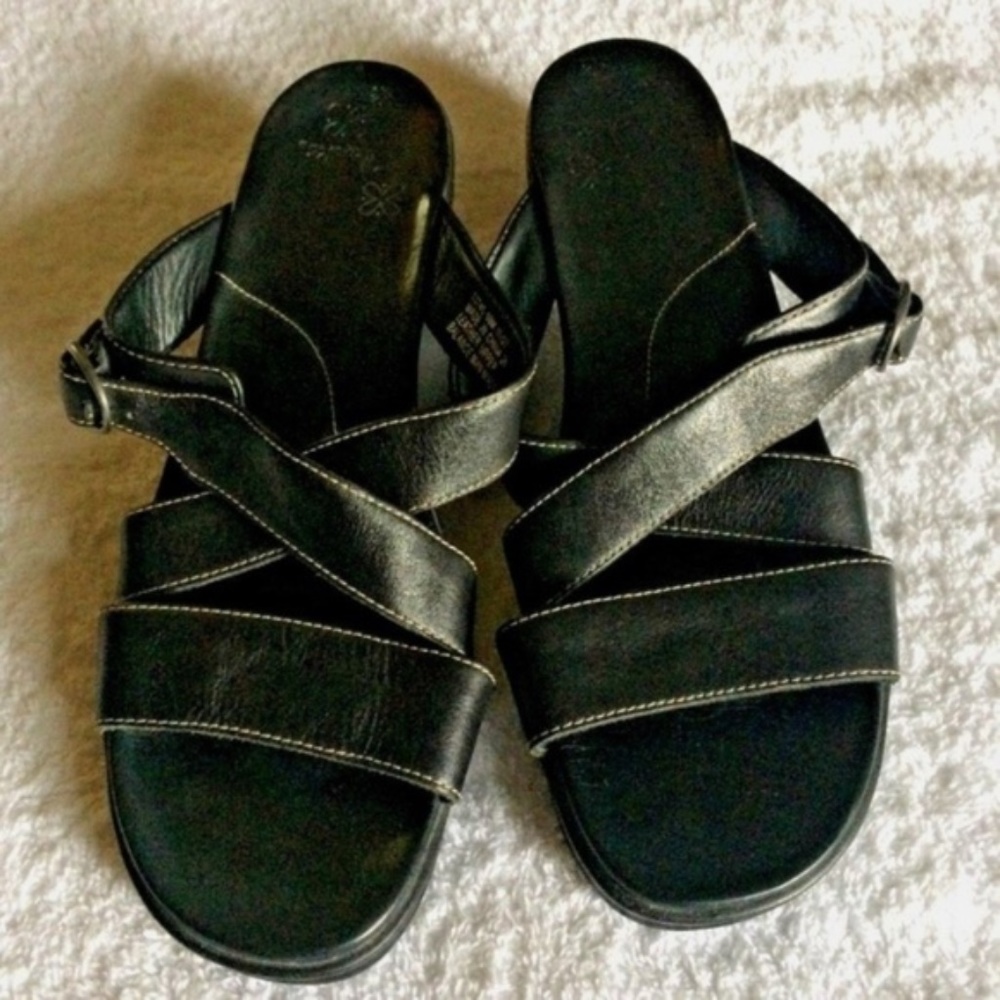 CLARKS LEATHER STRAPPY SANDALS W/BUCKLES